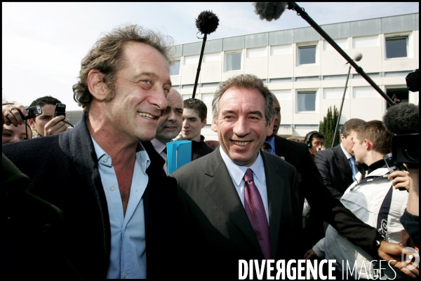 Le comedien vincent lindon accompagne francois bayrou candidat udf a l election presidentielle de 2007 , ici en deplacement en bretagne .