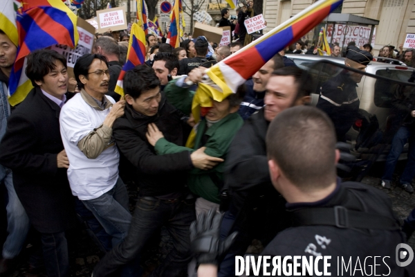 Manifestation pour le Tibet devant l ambassade de Chine à paris
