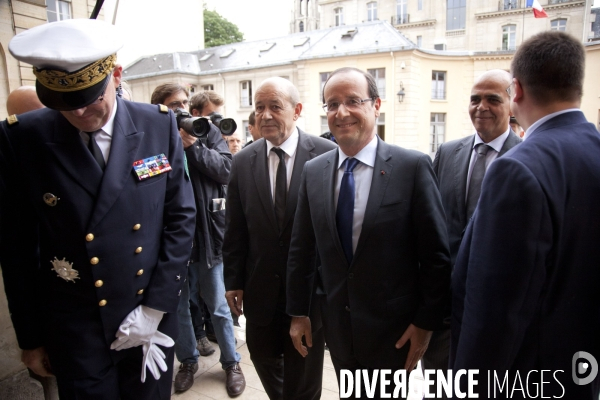 François Hollande reçu à l Hotel de Brienne, (le ministère de la Défense) par le ministre de la Défense Jean-Yves le Drian en l honneur des troupes Françaises qui vont défiler pour le 14 juillet sur les Champs-Elysées.