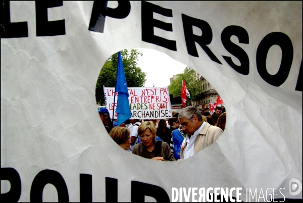 Manifestation du personnel hospitalier en grève contre les réformes  Bachelot . Paris le 28 avril 2009.