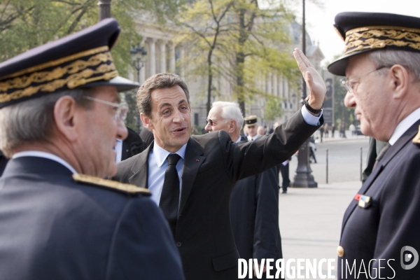Le président de la République Nicolas Sarkozy dépose une gerbe devant la statue du Général de Gaulle, place Clemenceau,  pour commémorer la Victoire du 8 mai 1945.