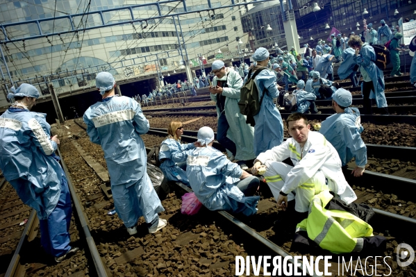 Les infirmiers anesthésistes occupent les voies de la gare Montparnasse.