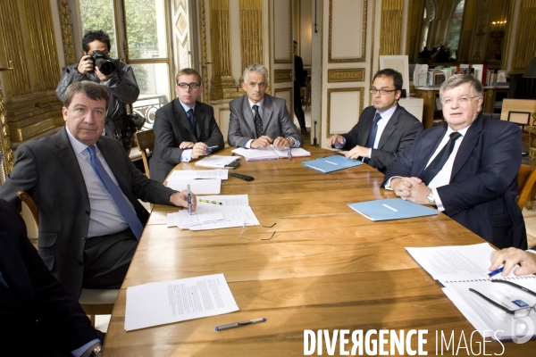 Le ministre du Travail Xavier Darcos reçoit le président du groupe France Télécom, Didier Lombard, après le 23ème suicide depuis début 2008 dans l entreprise