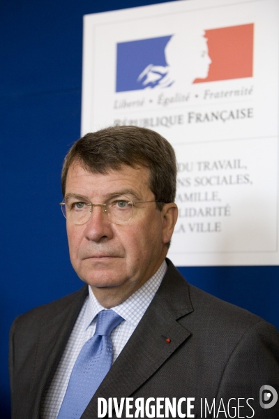 Le ministre du Travail Xavier Darcos reçoit le président du groupe France Télécom, Didier Lombard, après le 23ème suicide depuis début 2008 dans l entreprise
