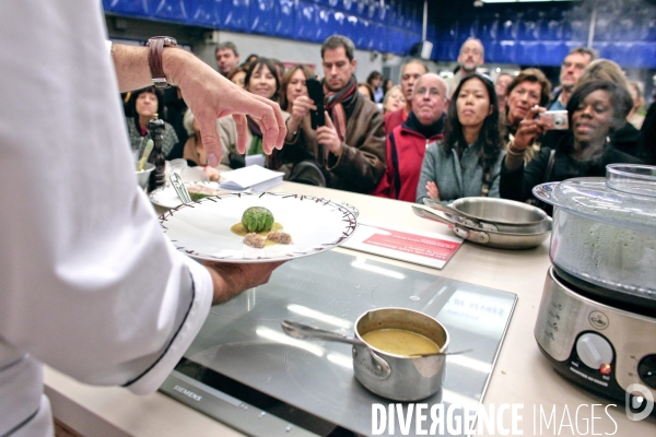 Leçon gratuite de haute cuisine dans le métro parisien.
