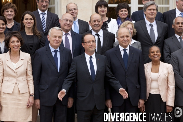 Photo de famille des membres du gouvernement de Jean-Marc Ayrault avec le Président de la République François Hollande
