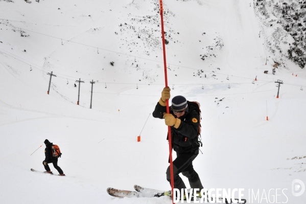 Le ski et les pisteurs secouristes.