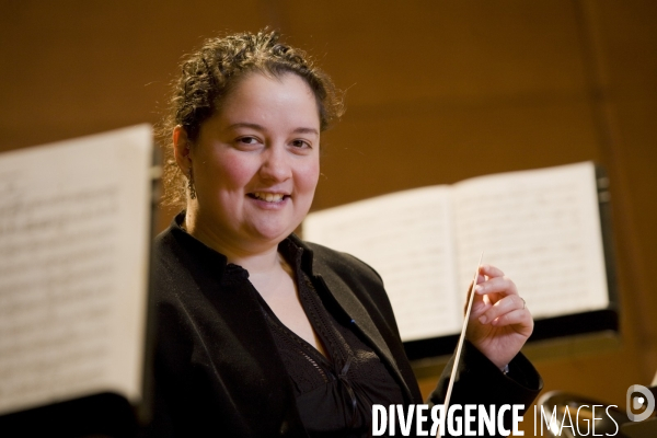 Zahia Ziouani, Chef-fondateur de l  orchestre symphonique,  Divertimento , directrice de l école de musique et de danse de Stains