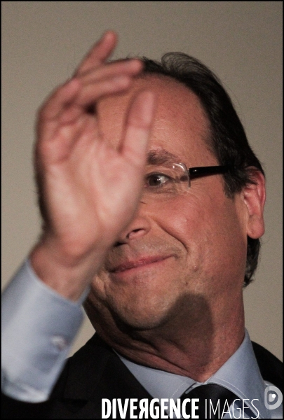 Hollande remporte la primaire et devient le candidat ps pour la presidentielle 2012
