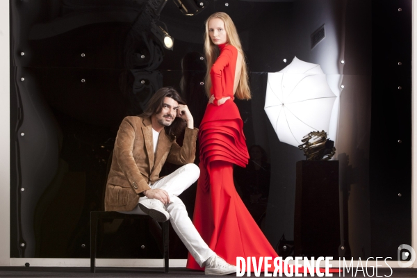 Stéphane Rolland présente un modèle de sa collection Haute-couture printemps-été 2012.
