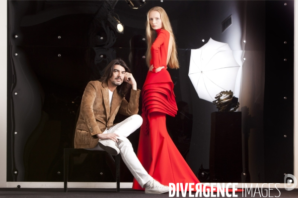 Stéphane Rolland présente un modèle de sa collection Haute-couture printemps-été 2012.
