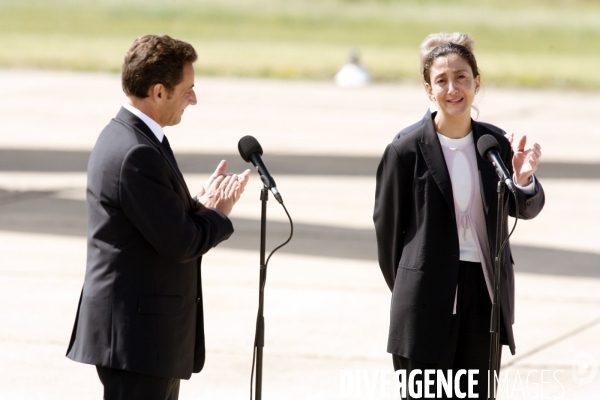 L ex otage franco colombienne Ingrid Betancourt et ses enfants sont accueillis par le President Nicolas Sarkozy et son epouse Carla a l aeroport de Villacoublay