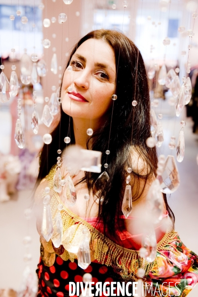 Rona Hartner actrice et realisatrice  : essayage de la robe Manoush qu elle portera au Festival de Cannes 2010