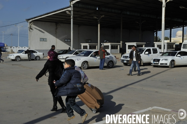 Refugies de libye au poste frontiere tuniso-libyien