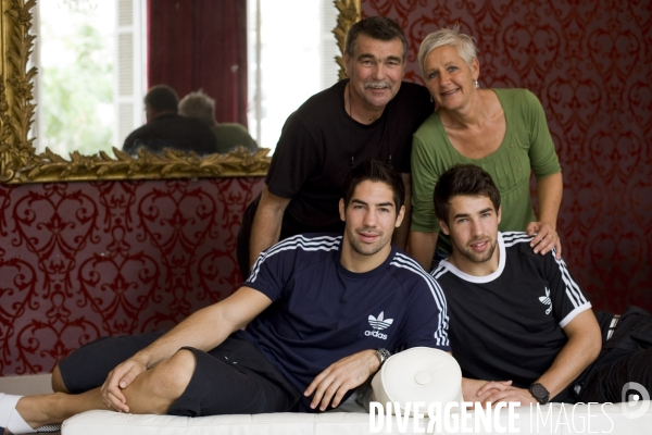 La famille Karabatic, réunie à Montpellier,  Nikola , capitaine de l équipe de France et de Montpellier de Handball et Luka son jeune frère, et leurs parents Branko et Radmila