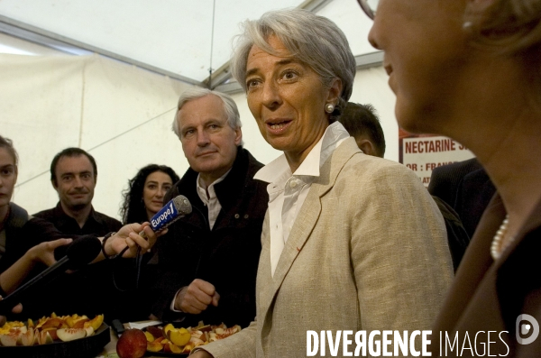 Les ministres Christine Lagarde et Michel Barnier apportent leur soutien aux producteurs de pêche-nectarine.