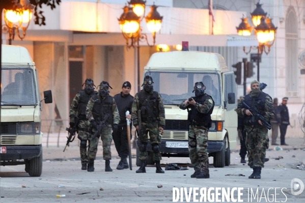La garde nationale tire sur les manifestants a tunis.