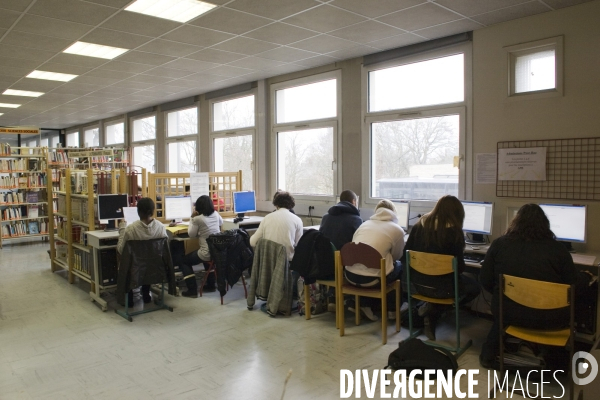 ILLUSTRATION: L informatique dans les lycées. L installation progressive de LILIE, l  espace numérique de Travail (ENT) en  Île de France.