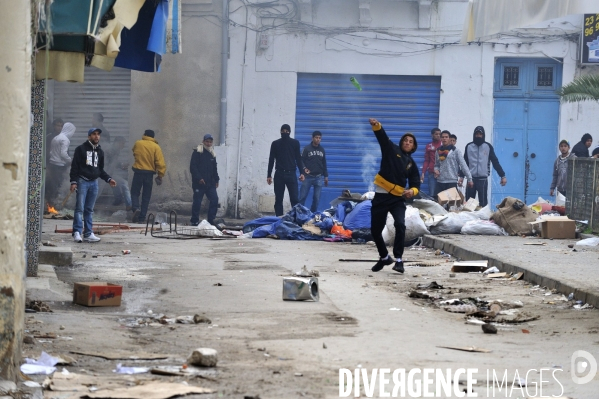 Milices d habitants et police a la chasse aux voleurs a tunis.