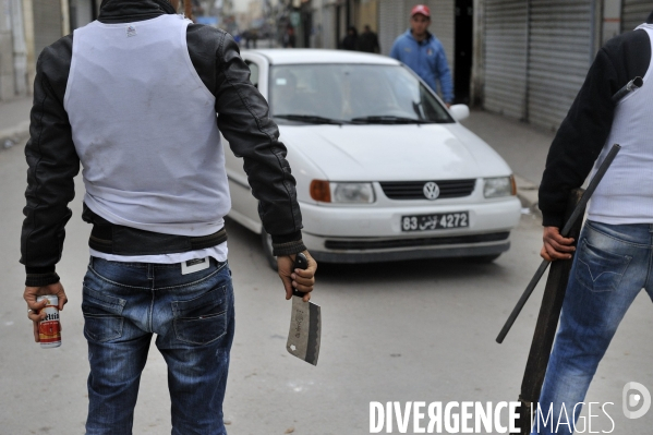 Milices d habitants et police a la chasse aux voleurs a tunis.