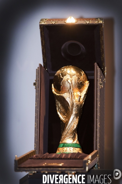 Un écrin signé Louis Vuitton pour le trophée de la coupe du monde du football de la Fifa