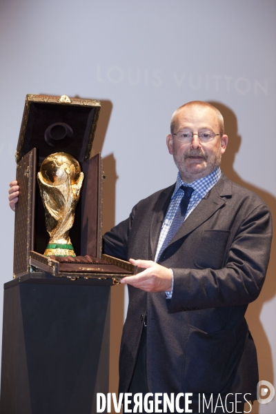 Un écrin signé Louis Vuitton pour le trophée de la coupe du monde du football de la Fifa