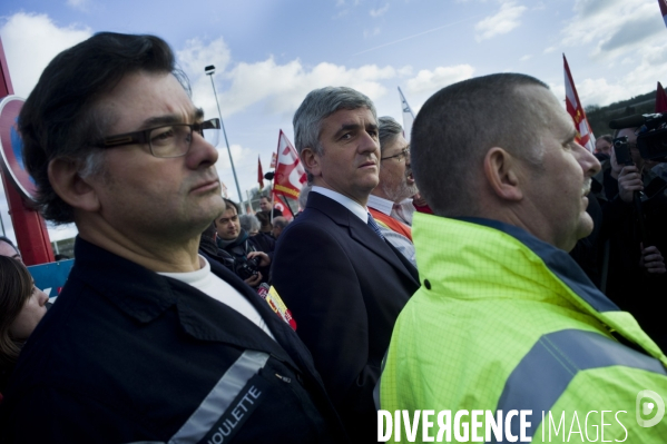 L élu Hervé Morin vient soutenir les salariés de Petroplus.