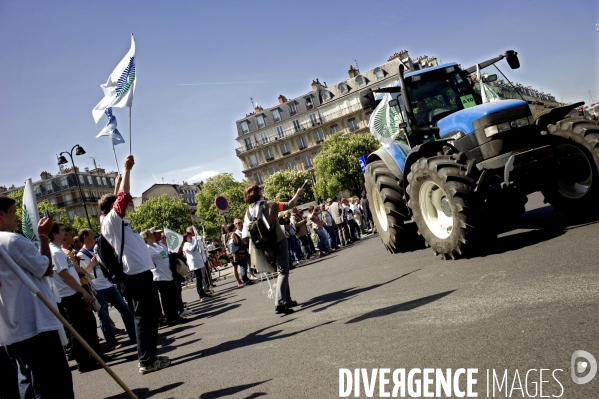 Les céréaliers manifestent dans Paris.