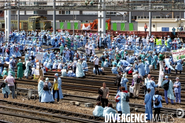 Occupation des voies SNCF de la gare Montparnasse à Paris.