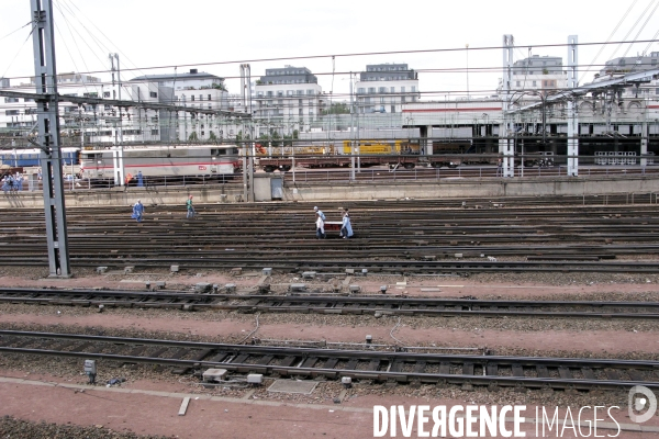 Occupation des voies SNCF de la gare Montparnasse à Paris.
