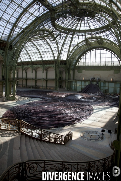 Montage de l exposition Monumenta 2011 au Grand Palais, dont l invité est Anish Kapoor, artiste britannique né en Inde.