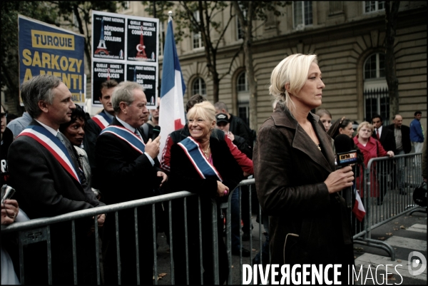 Marine Le Pen et le FN Manifeste contre l illumination de la Tour Eiffel aux couleurs Turque.