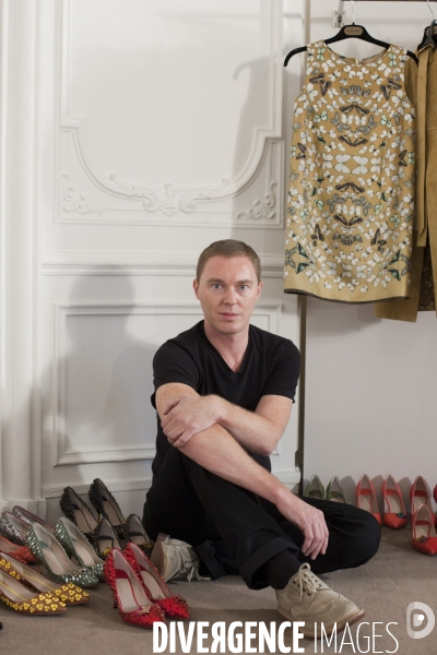 Stuart Vevers, designer de la maison de couture LOEWE.