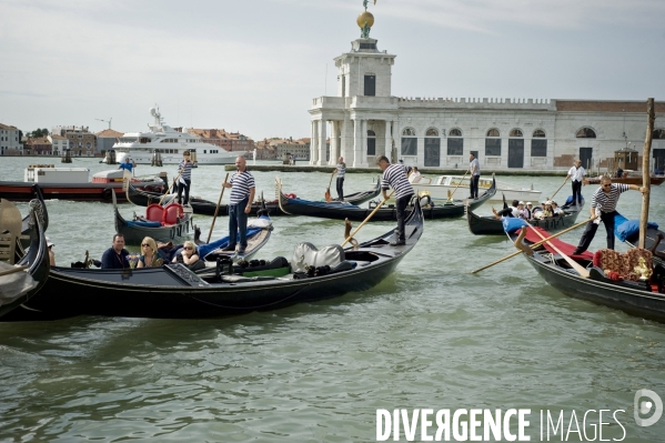 Des gondoles  Venise...