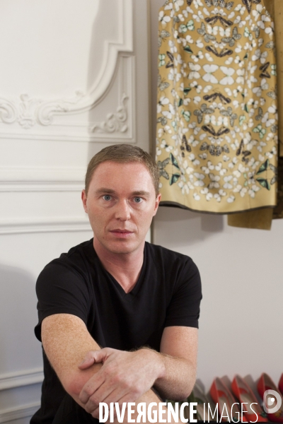 Stuart Vevers, designer de la maison de couture LOEWE.