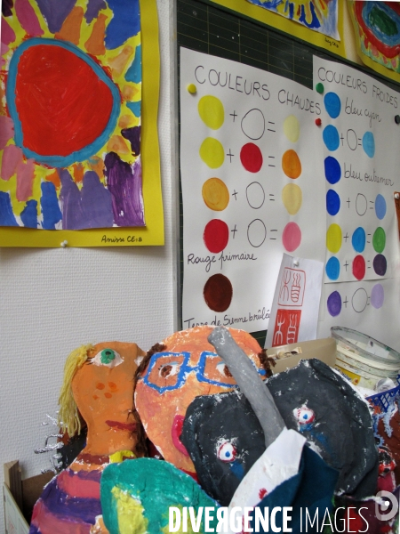 Ecole : enfants en cours d arts plastique et musique CM2 à 6e. Children in visual arts and music.