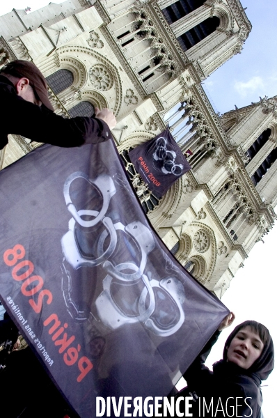 Manifestations autour de la flamme Olympique.