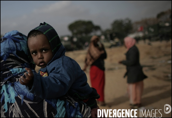 Achoucha a  8kms de la frontiere Tuniso Libyenne. Le camp est aujourd hui majoritairement peuple de bengalais. Il y a aussi des somaliens, et des egyptiens.