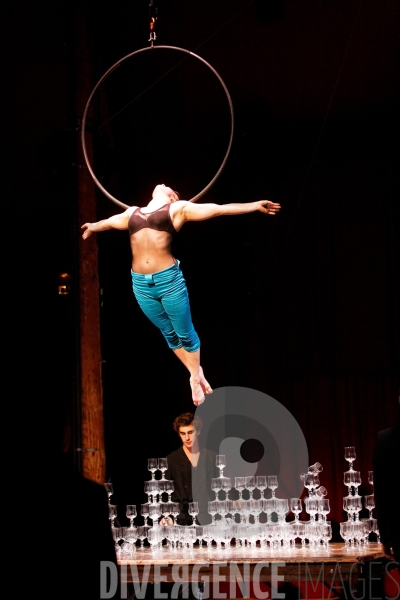 Un Baiser, GoGo mise en scène Serge Noyelle, avec les apprentis artistes de cirque de l Académie Fratellini