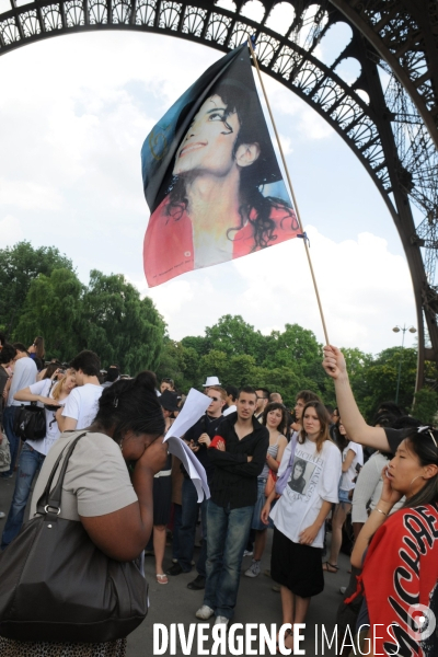 Hommage parisien des fans de Michael JACKSON sous la Tour Eiffel