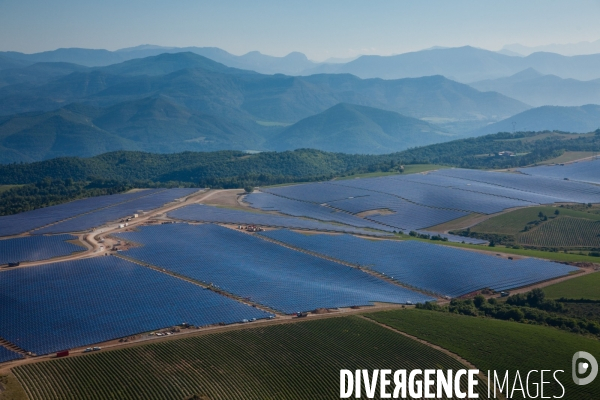 Vue aérienne de centrales solaires des Mées dans les Alpes-de-Haute-Provence (04)