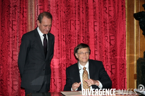 Le maire de paris, bertrand delanoe, recoit bill gates a l hotel de ville afin de signer un accord de partenariat entre la mairie de paris et microsoft.