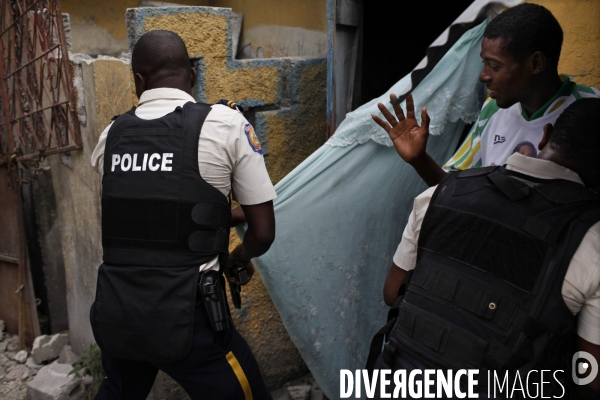 Patrouille de la police nationale haitienne (pnh) dans le quartier wav jeremie de port-au-prince.
