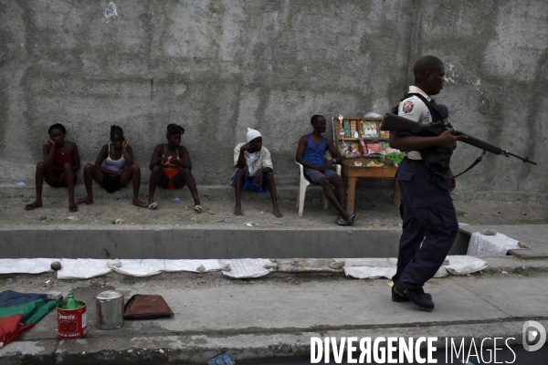 Patrouille de la police nationale haitienne (pnh) dans le quartier wav jeremie de port-au-prince.