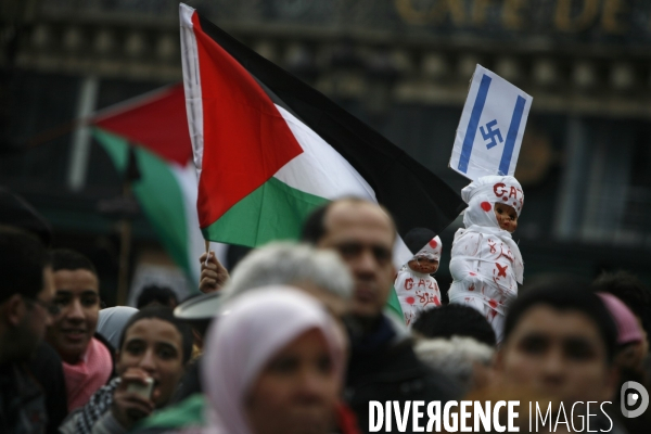 Manifestation a paris pour soutenir gaza contre l attaque d israel.