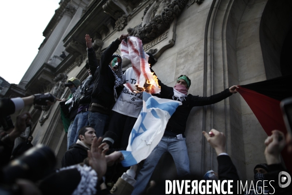 Manifestation a paris pour soutenir gaza contre l attaque d israel.