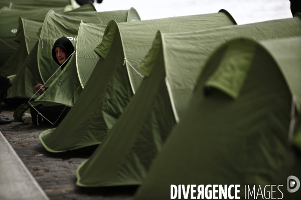 Installation de tentes sur les quais de seine par l association les enfants de don quichotte.