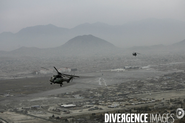 Vol a bord d un helicoptere caracal entre kaboul et la fob de nijrab (kapisa)