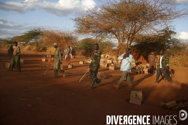 Food distribution by a koweit ngo in the ifo refugees camp of dadaab, east kenya.