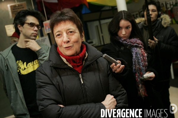 Arlette Laguiller, candidate de LO, invitee au Ministere de la Crise du Logement, squat situe place de la Bourse, afin d enoncer ses propositions sur le probleme du logement en France